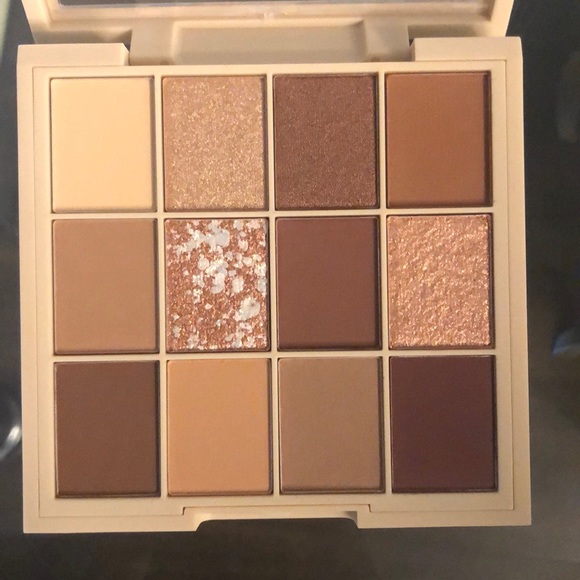 Glam Bag - Moira Cosmetics - Picture 2 of 7